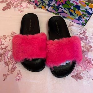 NEW NWT Shoe Republic Hot Pink Fuzzy Slides Sandals 8.5 Barbie barbiecore black